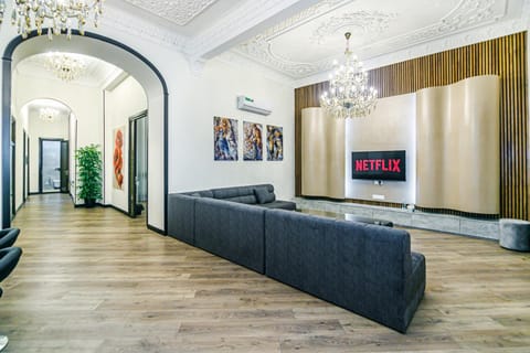 TV and multimedia, Living room, Seating area, internet, internet