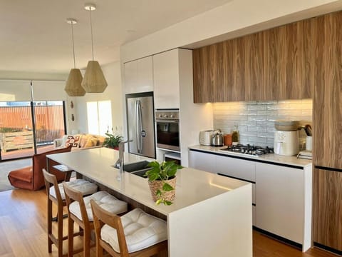 Coffee/tea facilities, Kitchen or kitchenette, oven, stove, toaster