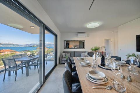 Natural landscape, TV and multimedia, Kitchen or kitchenette, Living room, Seating area, Dining area, Sea view