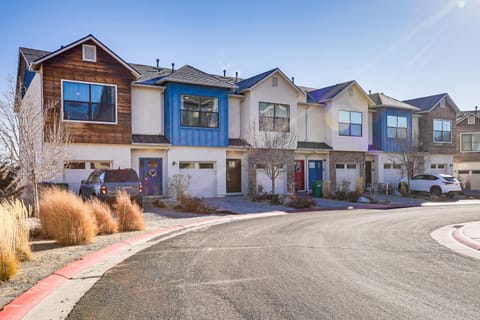 4 Mi to Dtwn Family-Friendly Townhome in Reno House in Reno