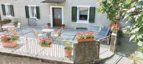 Property building, Summer, Garden, Balcony/Terrace
