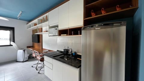 Kitchen or kitchenette, minibar, stove
