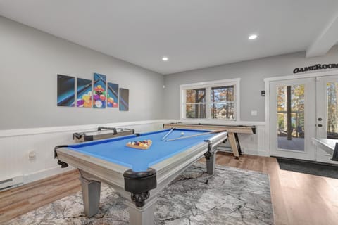 Billiard, Game Room