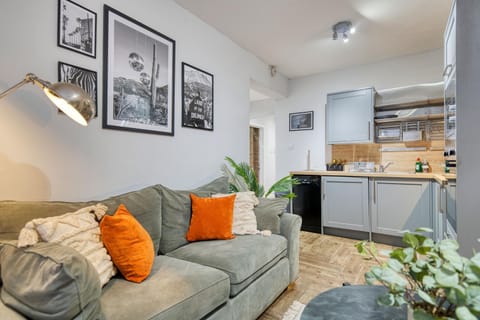 Spacious 4 Bedroom Apt Near West End Glasgow Apartment in Glasgow