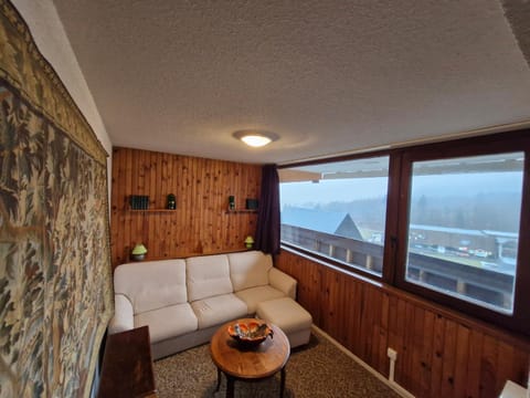 Appartement spacieux au pied des pistes à Super Besse - FR-1-814-87 Apartment in Besse-et-Saint-Anastaise