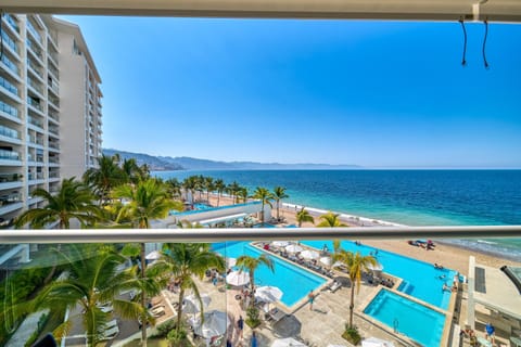 Property building, View (from property/room), Balcony/Terrace, Beach, Pool view, Sea view, Swimming pool, sunbed