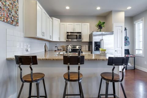 Corner KING - KING size beds Close to Vandy & Broadway House in Nashville