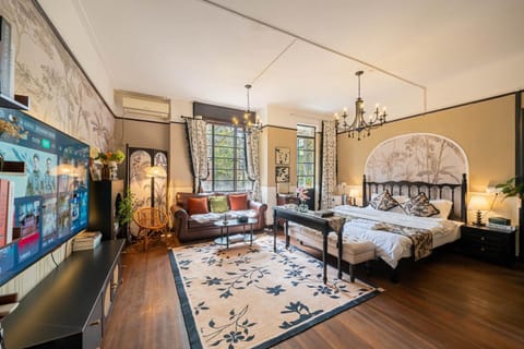 Bed, TV and multimedia, Living room, Photo of the whole room, Seating area, Evening entertainment, Bedroom