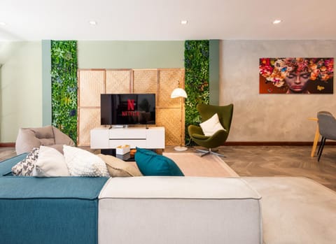 Communal lounge/ TV room, TV and multimedia, Living room, Decorative detail, Seating area, Evening entertainment, air conditioner, air conditioner
