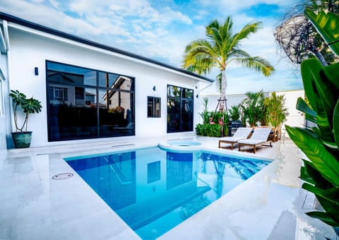 Property building, Patio, Day, Garden, Garden view, Pool view, Swimming pool, sunbed
