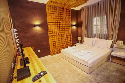 Bed, TV and multimedia, Bedroom