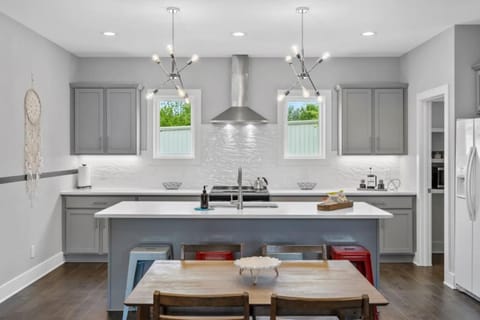 Rhythm and View - Broadway Groups Secure Garage House in East Nashville