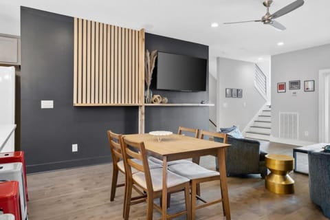 Rhythm and View - Broadway Groups Secure Garage House in East Nashville