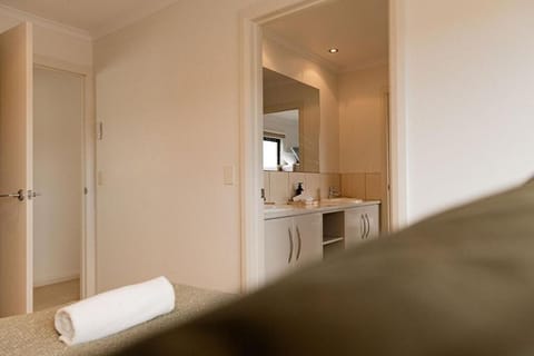 Heated magnesium pool, MTB, family & dog friendly House in St Helens