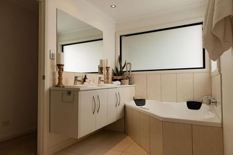 Heated magnesium pool, MTB, family & dog friendly House in St Helens