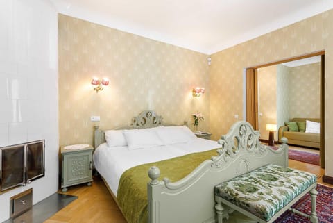 Bed, Bedroom, Street view
