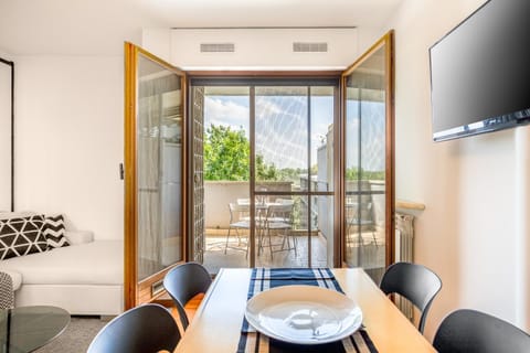 TV and multimedia, Living room, Seating area, Dining area