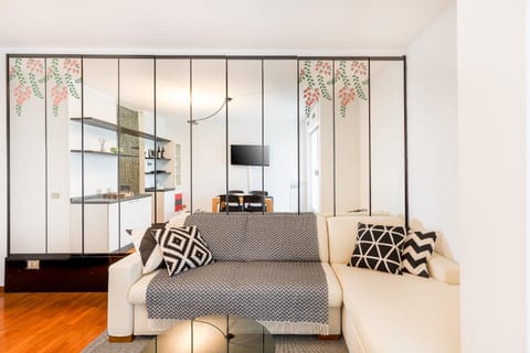 TV and multimedia, Kitchen or kitchenette, Living room, Seating area