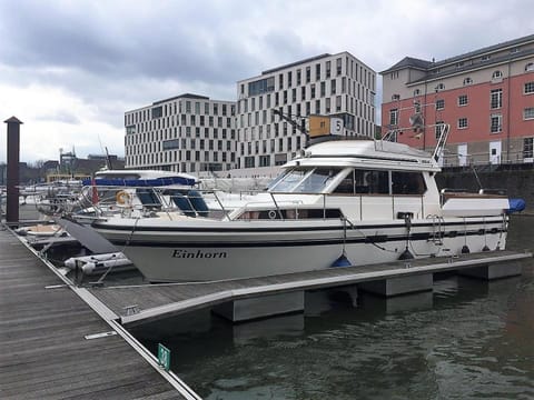 Facade/entrance, Balcony/Terrace, River view