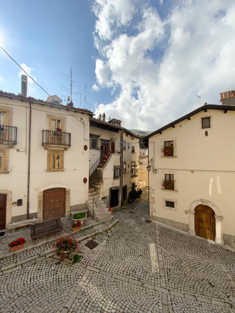 Day, Neighbourhood, Street view, Location