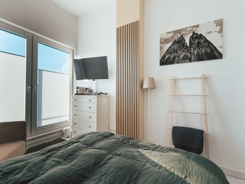 Bed, TV and multimedia, Photo of the whole room, Bedroom