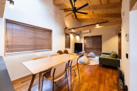 TV and multimedia, Living room, Photo of the whole room, Dining area, air conditioner