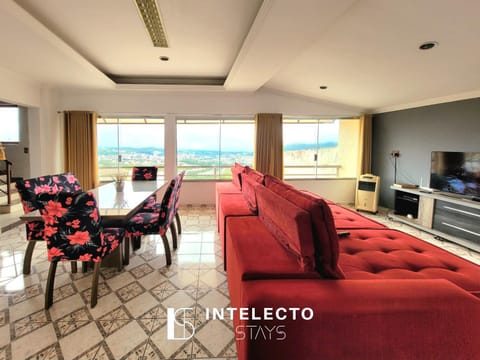 Communal lounge/ TV room, Natural landscape, TV and multimedia, Living room, Seating area, Dining area
