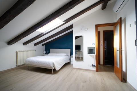Bed, TV and multimedia, Photo of the whole room, Bedroom, wardrobe