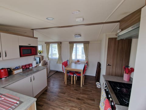 Coffee/tea facilities, Kitchen or kitchenette, Dining area