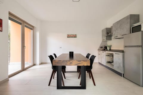 Kitchen or kitchenette, Dining area, dishwasher, stove