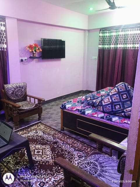 Bed, TV and multimedia, Seating area, Bedroom