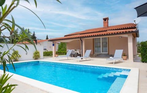 Property building, Patio, Day, Balcony/Terrace, Pool view, Swimming pool, Swimming pool, sunbed