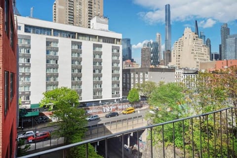 Property building, Day, Neighbourhood, City view, Location, Parking