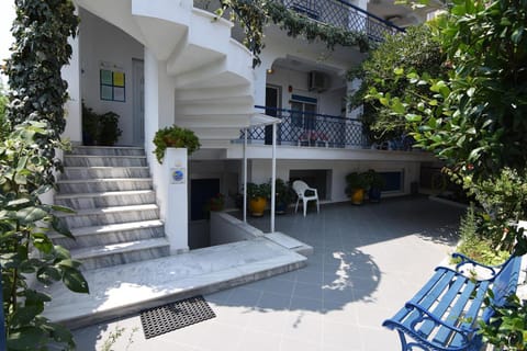 Facade/entrance, Balcony/Terrace