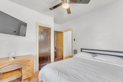 Bed, TV and multimedia, Bedroom, furniture