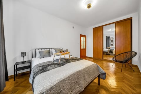 Bed, Photo of the whole room, Seating area, Bedroom