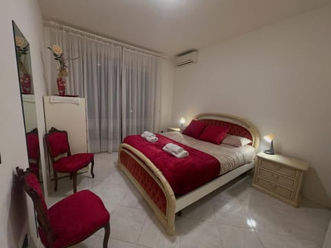 Bed, Photo of the whole room, Bedroom, air conditioner