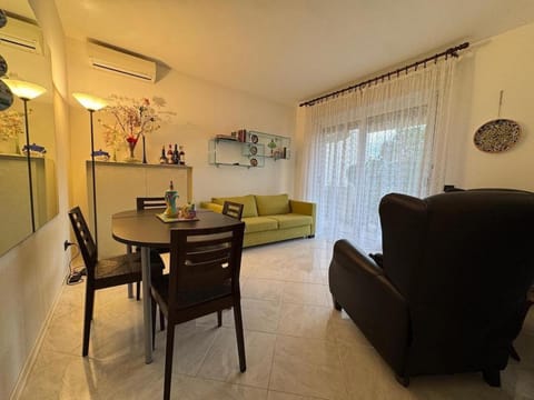 Living room, Seating area, Dining area, air conditioner