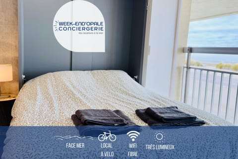 Bed, Sea view, towels