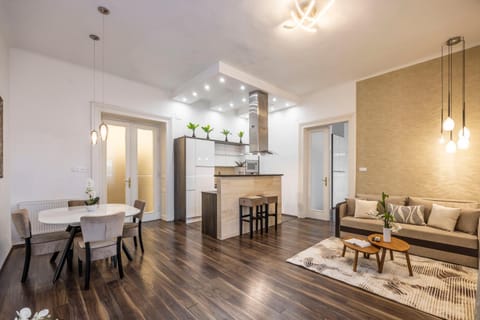 Kitchen or kitchenette, Living room, Seating area, Dining area, stove