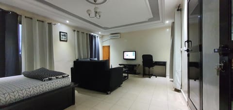 Bed, TV and multimedia, Living room, Photo of the whole room, Seating area, Bedroom, air conditioner