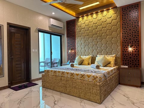 Bed, Living room, Photo of the whole room, Bedroom, towels, wardrobe, air conditioner