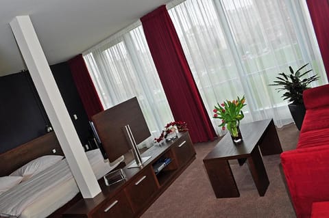 Photo of the whole room, Seating area