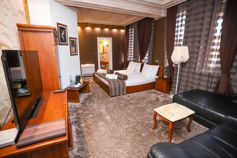 Bed, Bathroom, TV and multimedia, Living room, Photo of the whole room, Seating area, Bedroom