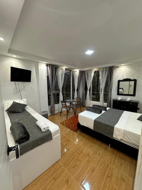 Bed, TV and multimedia, Photo of the whole room, Bedroom