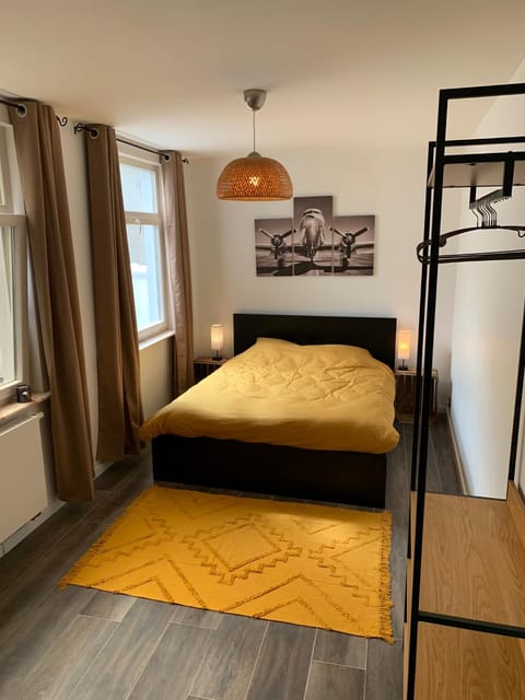 Bed, Photo of the whole room, Seating area, Bedroom