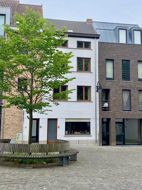 Property building, Facade/entrance, Day