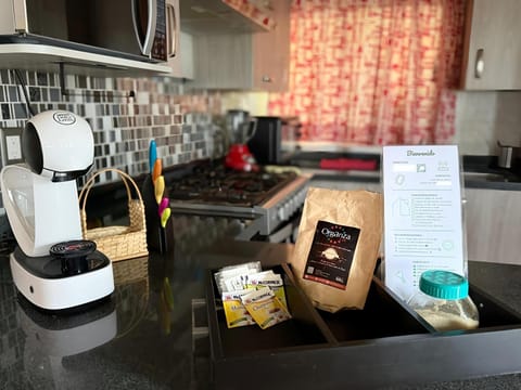 Coffee/tea facilities, Kitchen or kitchenette, Communal kitchen, kitchen