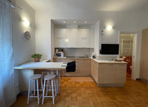 TV and multimedia, Kitchen or kitchenette, Dining area, stove