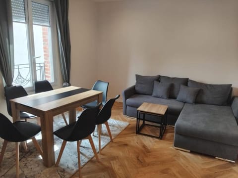 Très bel appartement à Paris et La Défense Apartment in Courbevoie